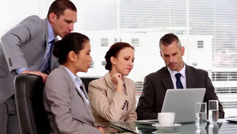 Businesswoman-pointing-at-the-screen-of-a-laptop-