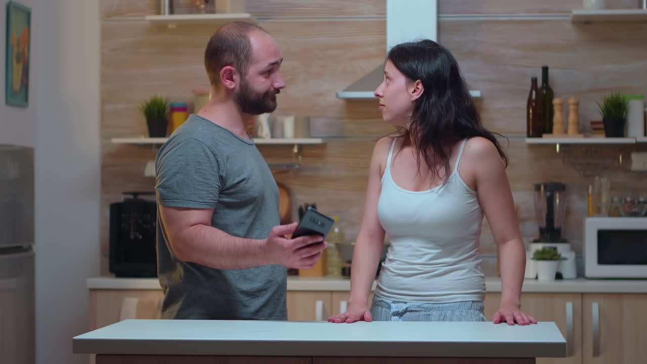 el uso de teléfonos durante una cena romántica