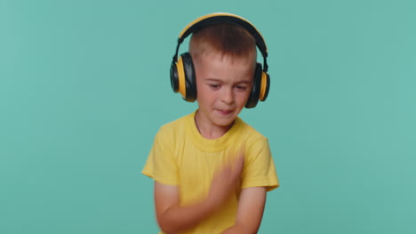 Niños-Pequeños-Felices-Escuchando-Música-A-Través-De-Auriculares,-Bailando-Discoteca,-Engañando,-Divirtiéndose