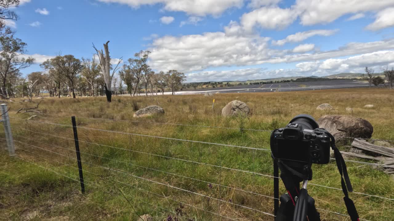 카메라가 평화로운  위의 역동적인 구름을 포착합니다.