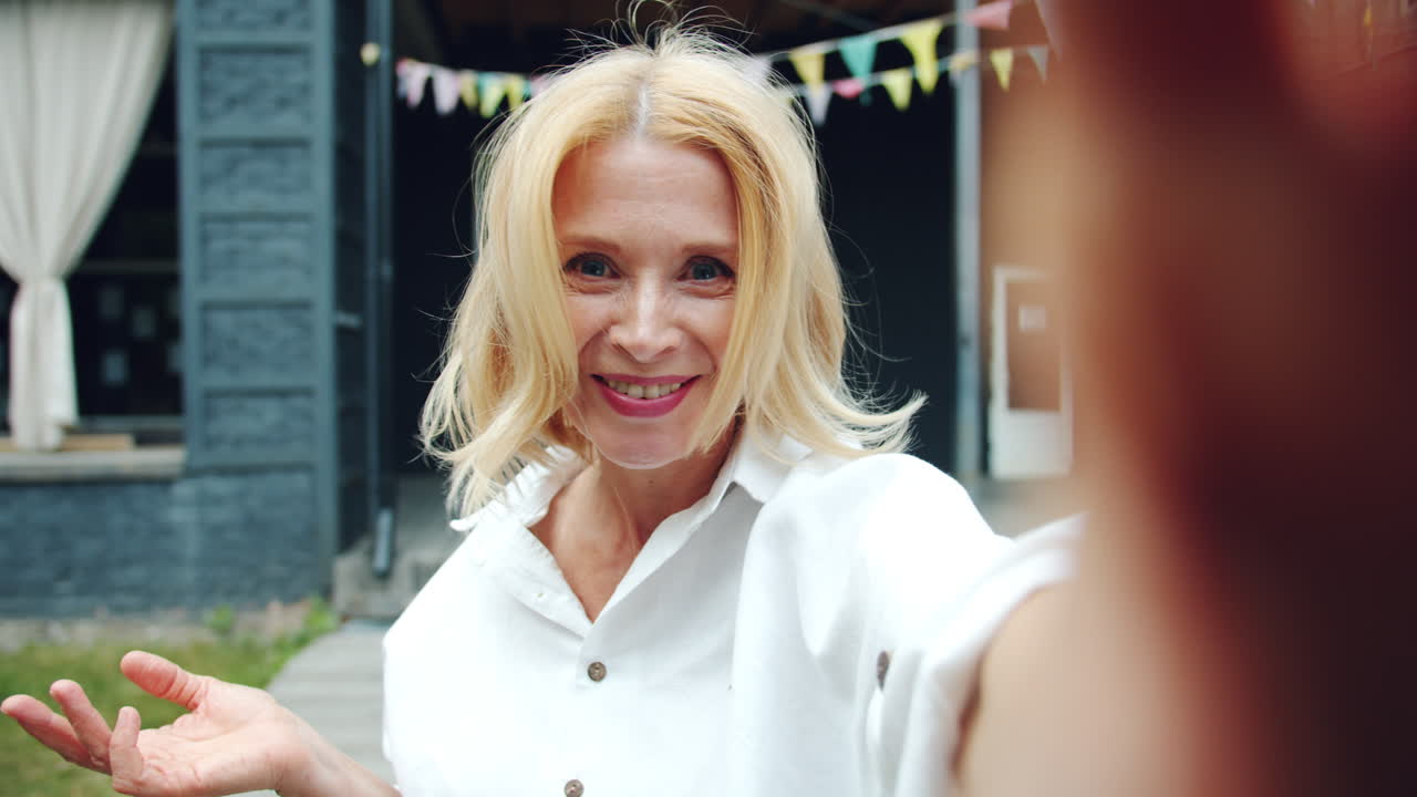 야외에서 셀피를 찍는 여자