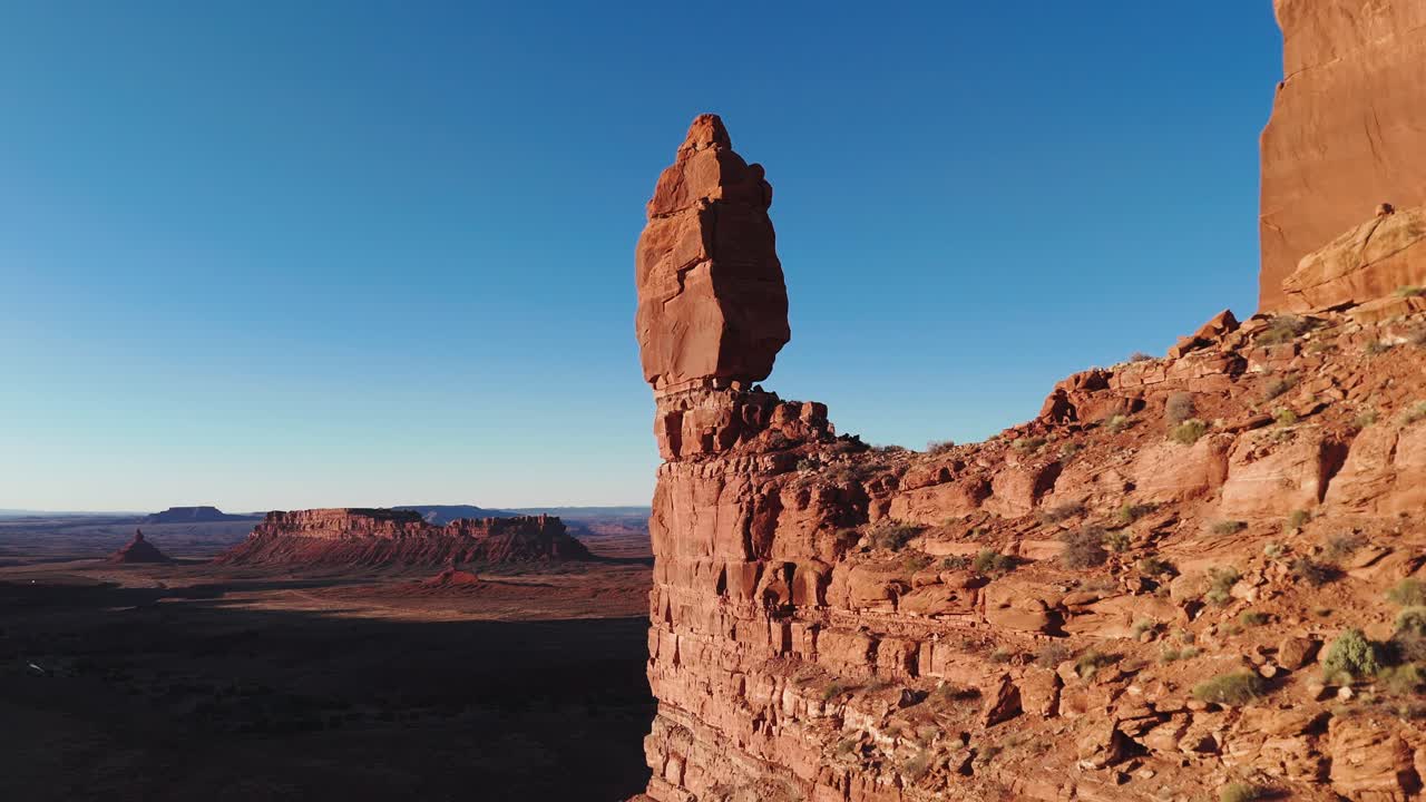 런싱 록 (balancing rock) 을 지나서 해가 지는 유타 사막을 보여준다.