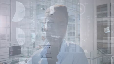 animación del procesamiento de datos financieros sobre una mujer de negocios sonriendo en la oficina