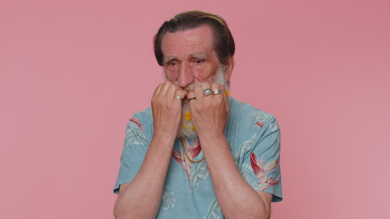 asustado asustado anciano mordiendo uñas, sintiéndose preocupado nervioso por problemas graves, estrés