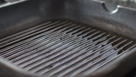 coloca las chuletas de cordero en una sartén a la parrilla llena de aceite de oliva