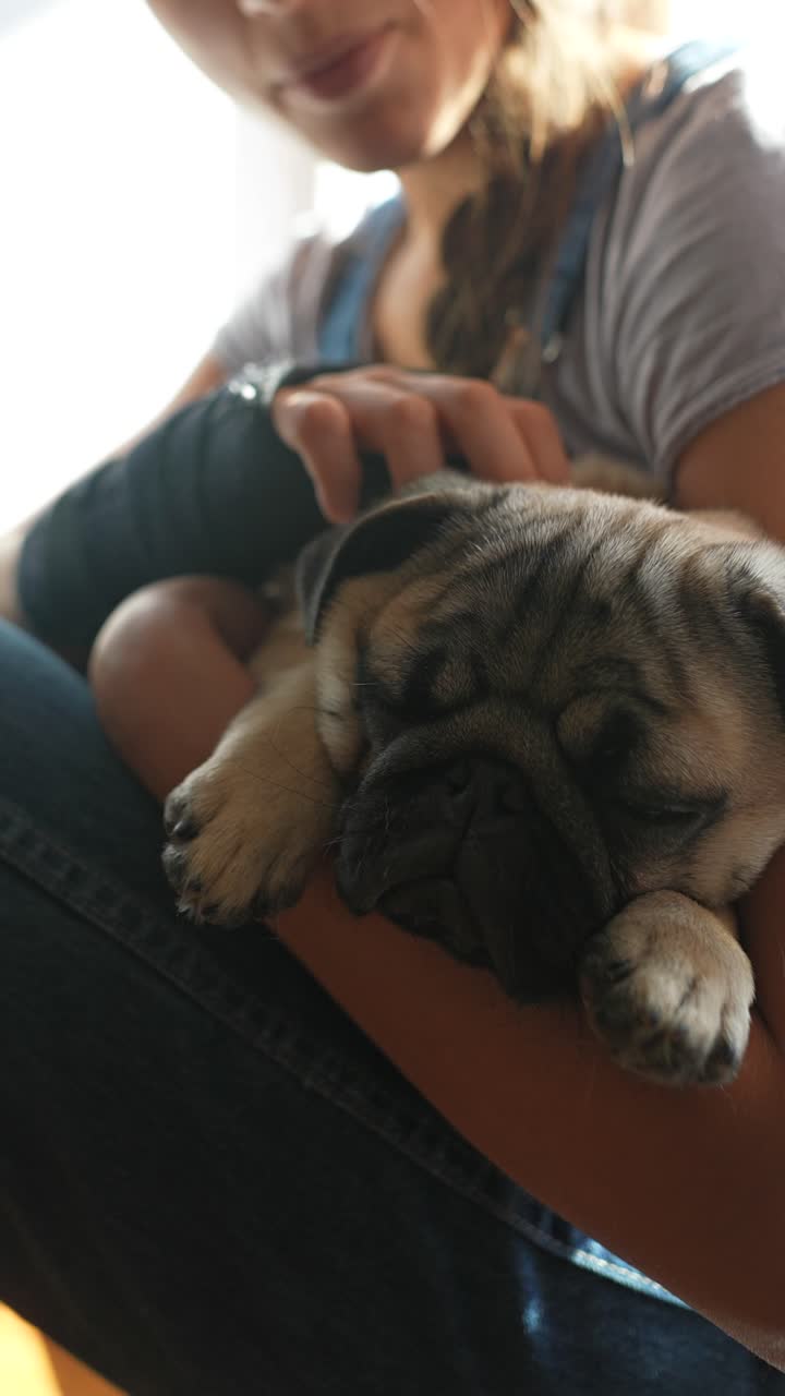 una niña con un cachorro