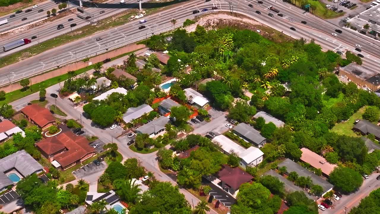 Vista aerea di un quartiere di Miami con strade e vegetazione