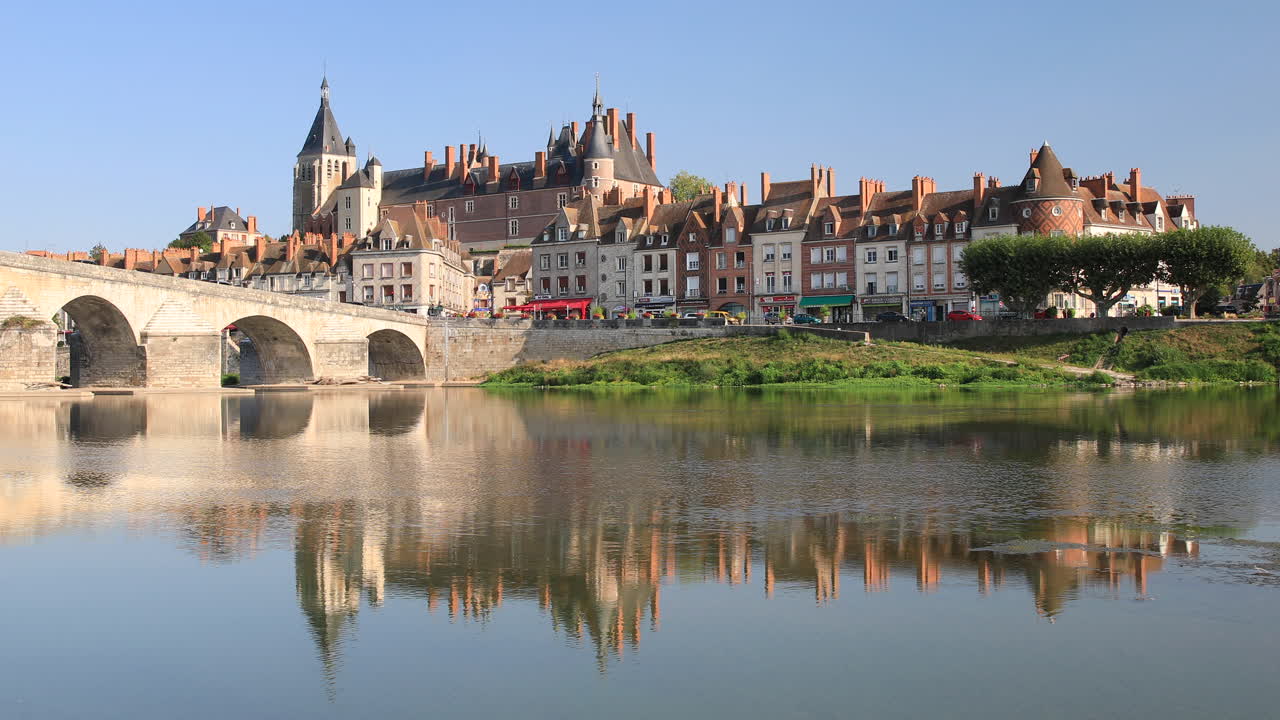 Vista a través del río Loira hacia la ciudad y el Castillo de Gien, Loiret, Francia