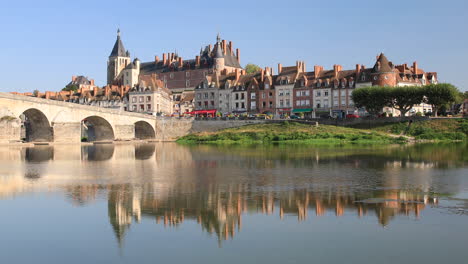 Looking-across-the-Loire-river-to-the-town-of-and-Chateau-de-Gien,-Loiret,-France