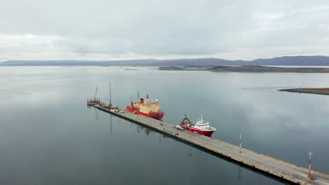 Barco-De-Pesca-Y-Un-Barco-Rompehielos-Amarrados-En-La-Terminal-De-Ushuaia,-Argentina