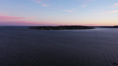 Una-Toma-Aérea-Sobre-Una-Bahía-Centrada-En-Una-Isla-Durante-Un-Hermoso-Amanecer