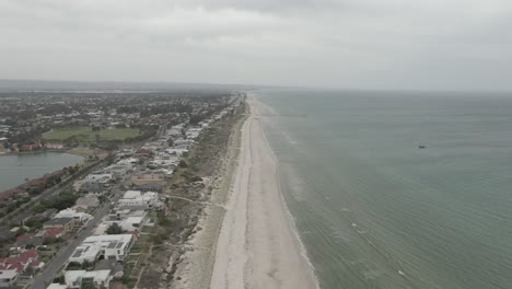 Vista-Aérea-De-La-Playa-De-Tennyson-En-Adelaida,-Sur-De-Australia