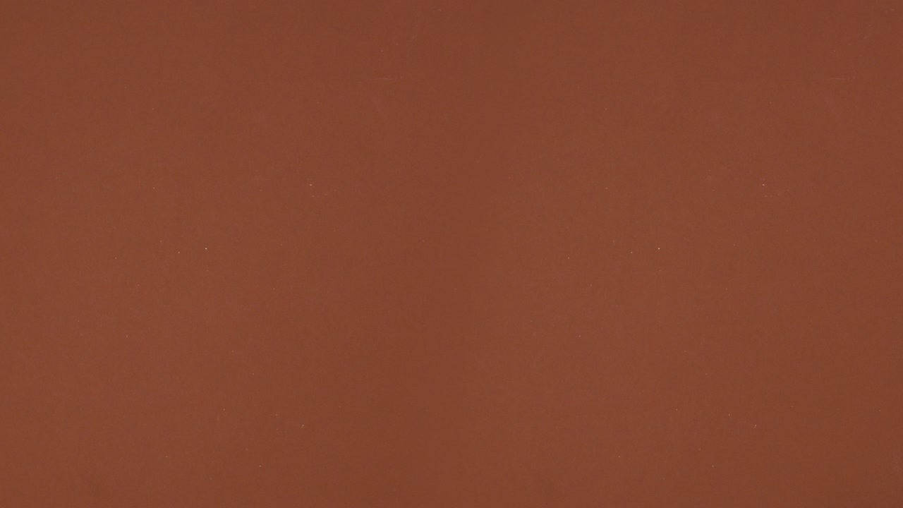 갈색 테마에 대한 금색 크리스마스 장식 배열. 스 모션