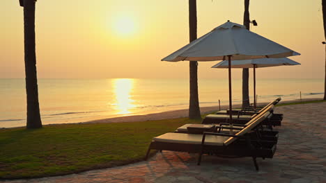 Sommer:-Schöne-Aussicht-Auf-Den-Sonnenuntergang-In-Der-Lounge-Des-Hotelstrandbereichs