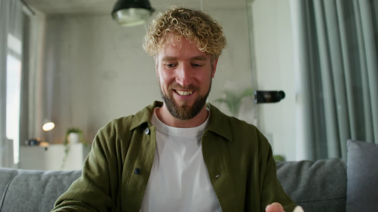 집 에서 카드보드 상자 를 열고 있는 사람