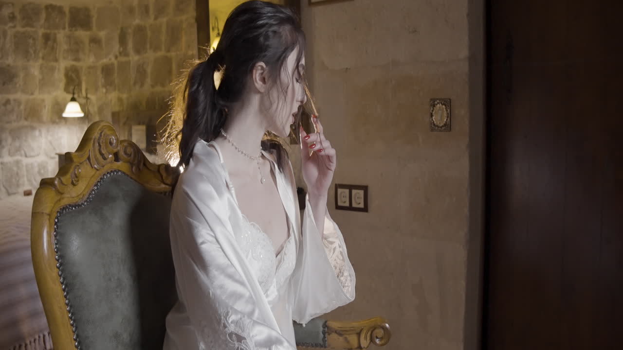 옷을 입은 여자, 역사적인 인테리어