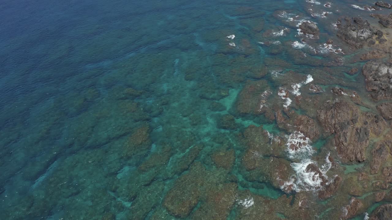 volando sobre el arrecife de coral en las piscinas de marea tsukasaki en yakushima japón en un día soleado