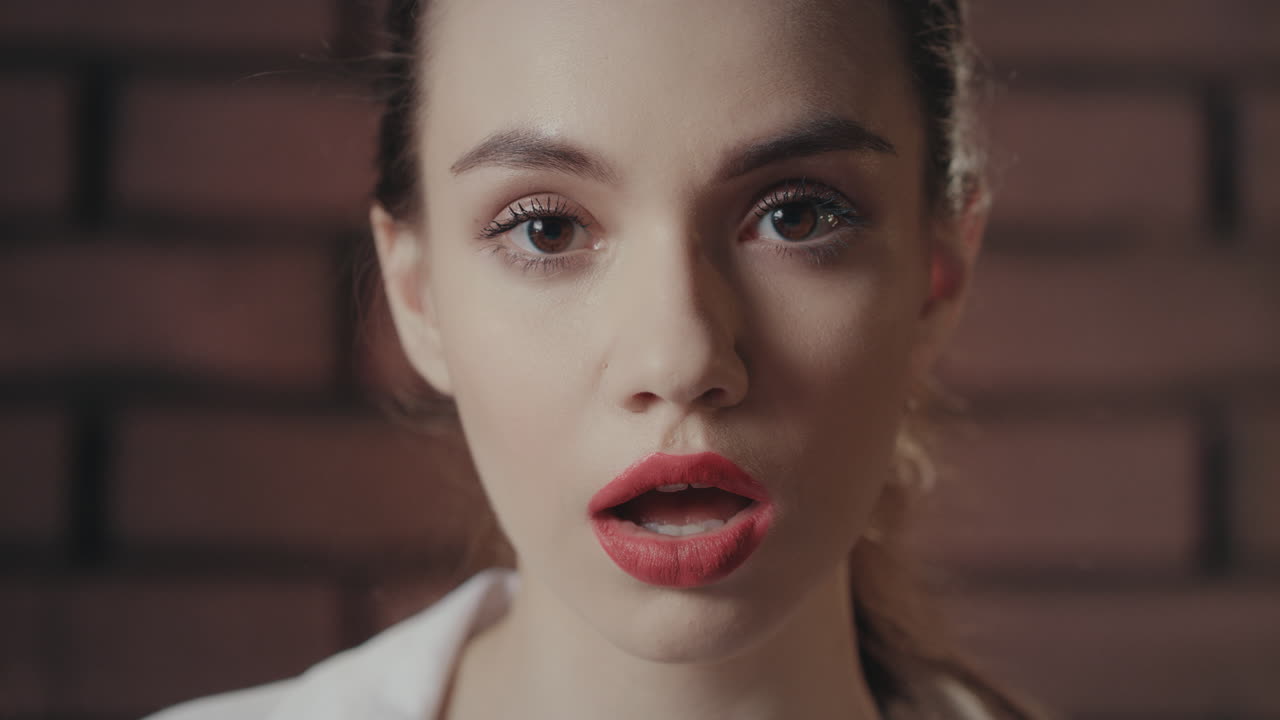 입을 열고 충격을 받은 여자