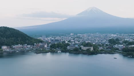 Drone-Shot-Of-Kawaguchi-Lake-And-Residential-Area-Of-Fuji-Mountain,-Japan