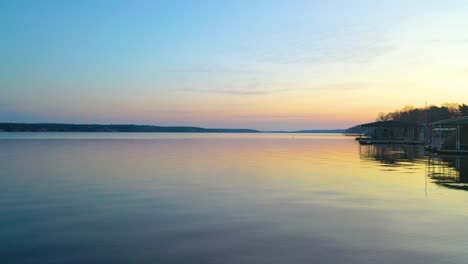 agua tranquila y prístina del gran lago de los cherokees al atardecer en oklahoma con muelles flotantes