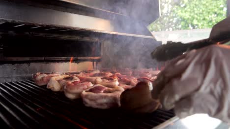 Grillman-Poniendo-La-Carne-En-La-Parrilla