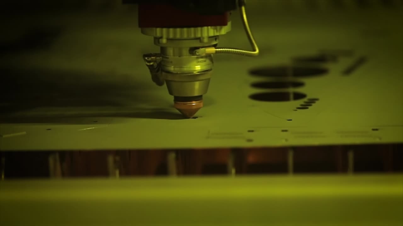 corte láser cnc de metal en cámara lenta, tecnología industrial moderna.