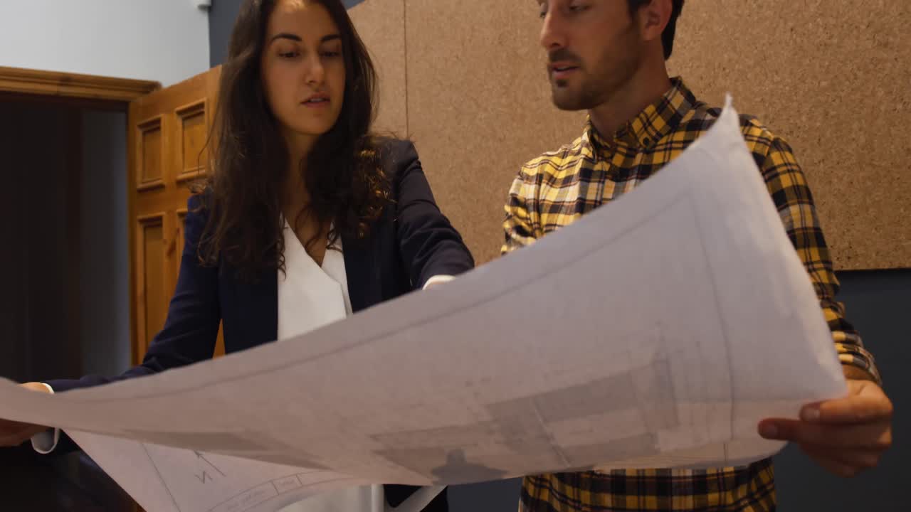 profesionales creativos de la generación del milenio trabajando en una oficina creativa