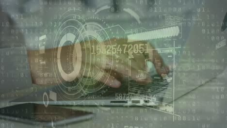 animación de escáner redondo, procesamiento de datos y codificación binaria sobre la sección media de un hombre que usa una computadora portátil