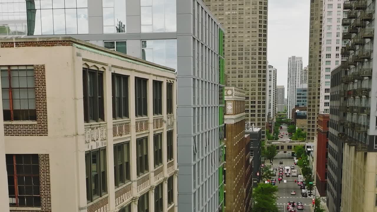 Vista de Cânion Urbano Profundo das Ruas do Centro de Chicago