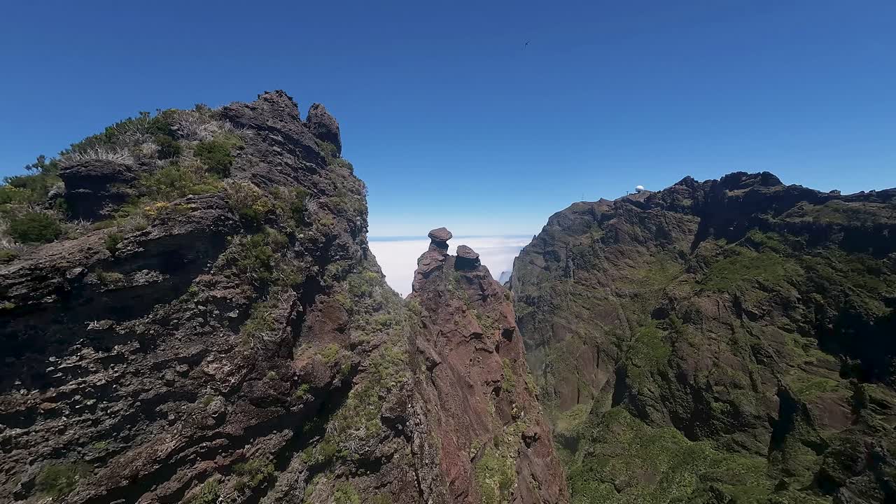 los impresionantes picos de las montañas y el paisaje por encima de las nubes en la isla de madeira