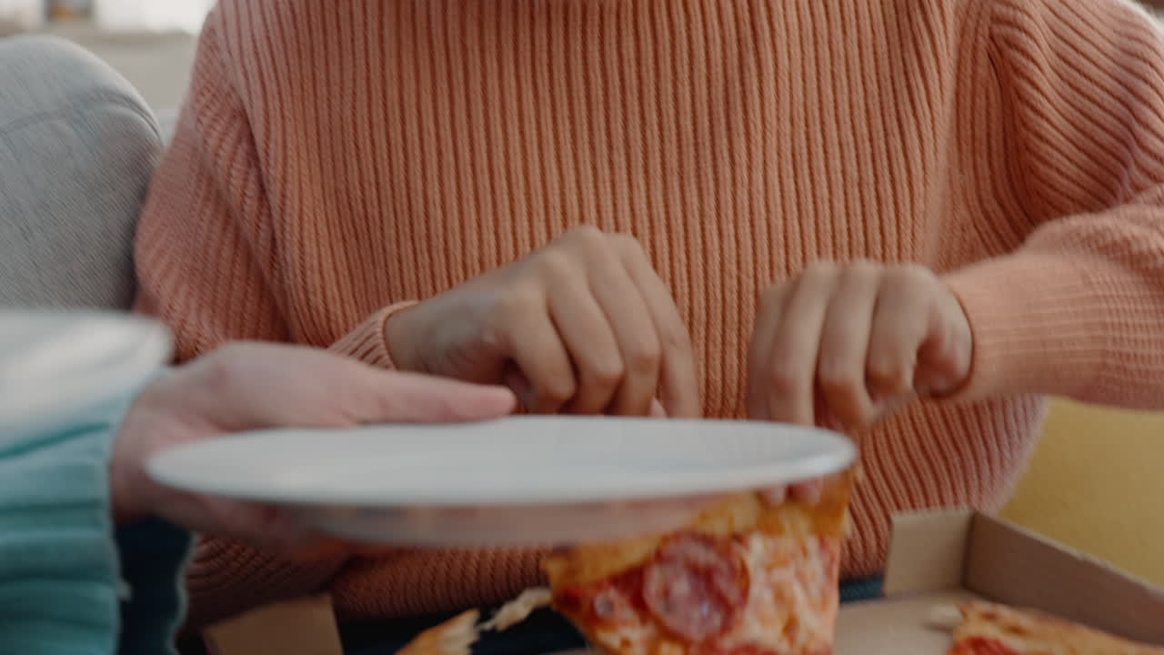 그리고 피자와 함께 소파에서 행복한 친구들을 편안하게