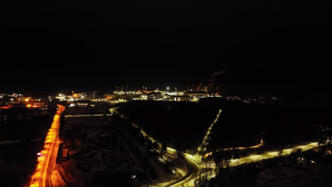 vista aérea hacia la central eléctrica y la terminal de vaskiluoto, noche en vaasa, finlandia