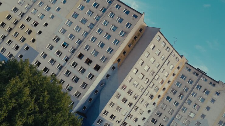 Edifício de apartamentos de vários andares com detalhes de mural