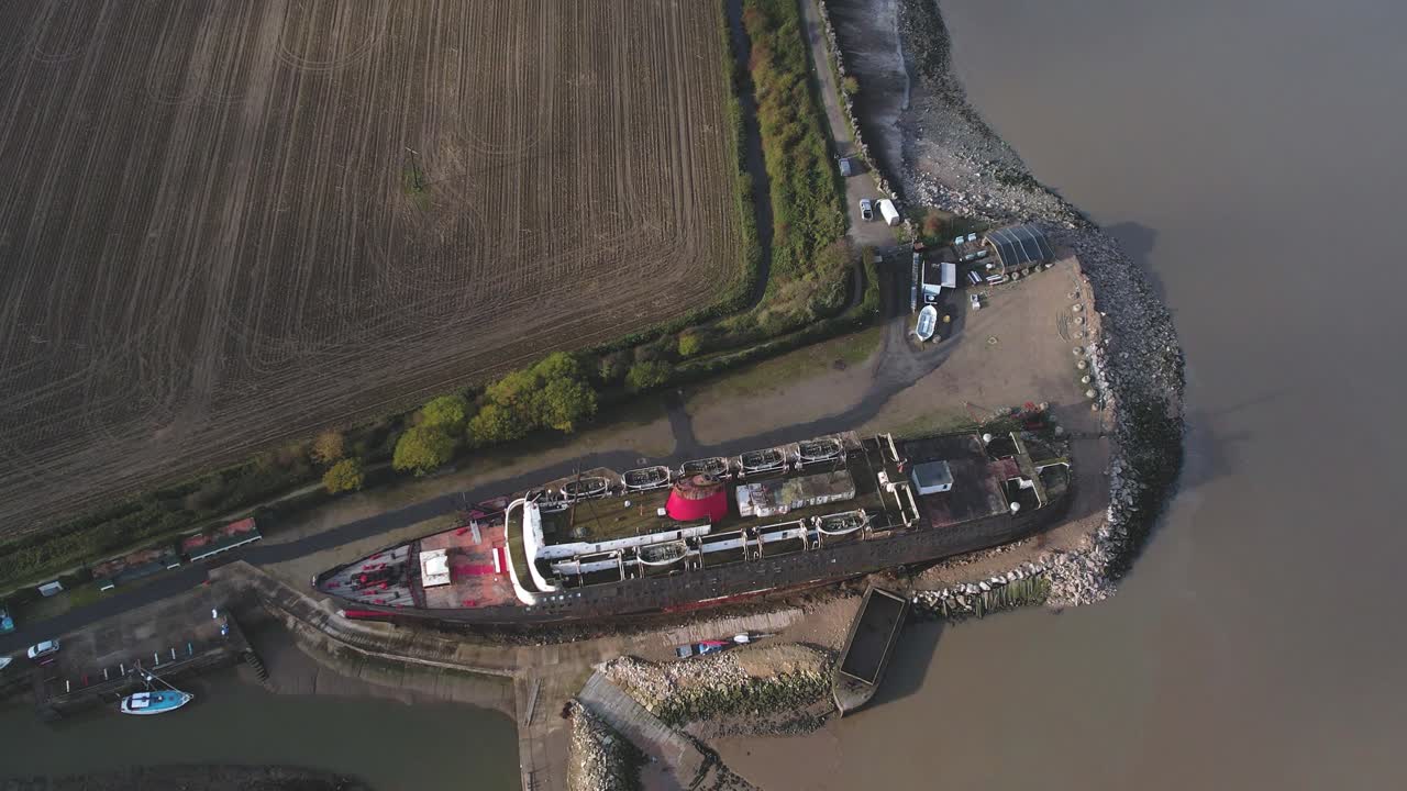 모래 해안에 정박한 여객선, 공중 고속 상승 샷