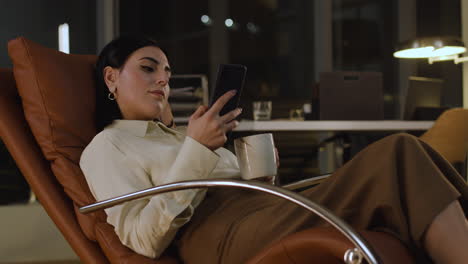 mujer relajada en un sillón