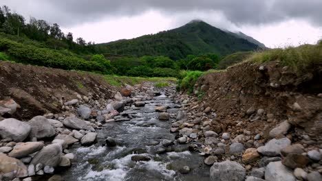 Drones-Corriendo-Río-Arriba-A-Través-Del-Lecho-De-Un-Río-Que-Fluye-Con-Agua-Dulce-De-Las-Montañas