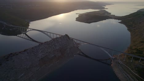 Morgendlicher-Blick-Auf-Die-Krk-doppelbogenbrücke,-Die-Das-Adriatische-Meerwasser-In-Kroatien-überquert