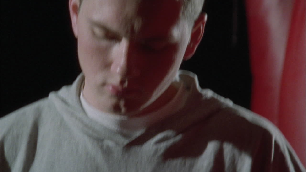 мужчина обматывает руки скотчем, готовясь к боксерскому поединку