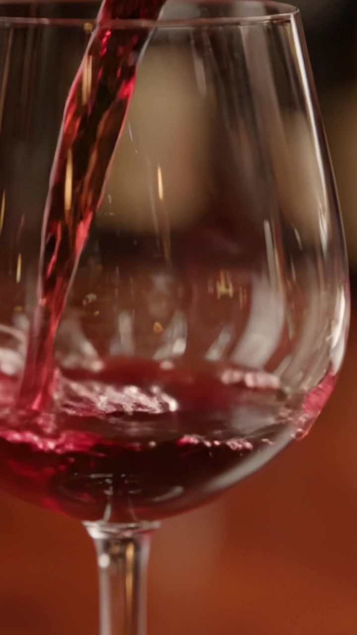 Esplorando l'evoluzione di un bicchiere da vino: dalla trasparenza al rosso intenso, catturando l'essenza di un'esperienza di vino pregiato in due fotogrammi.