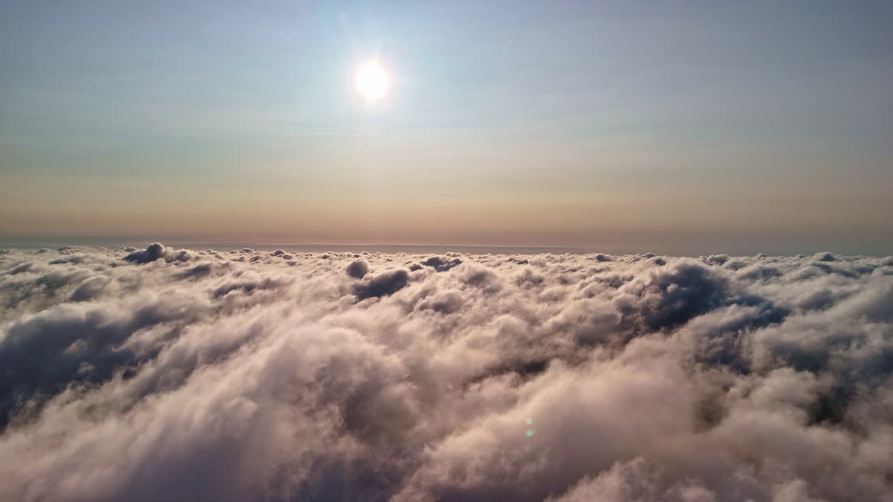 Sole e paesaggio nuvoloso, vista aerea ad alta quota