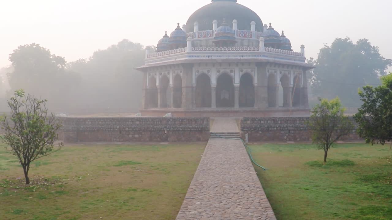 Nila gumbad de la tumba de Humayun vista exterior en una mañana brumosa desde una perspectiva única