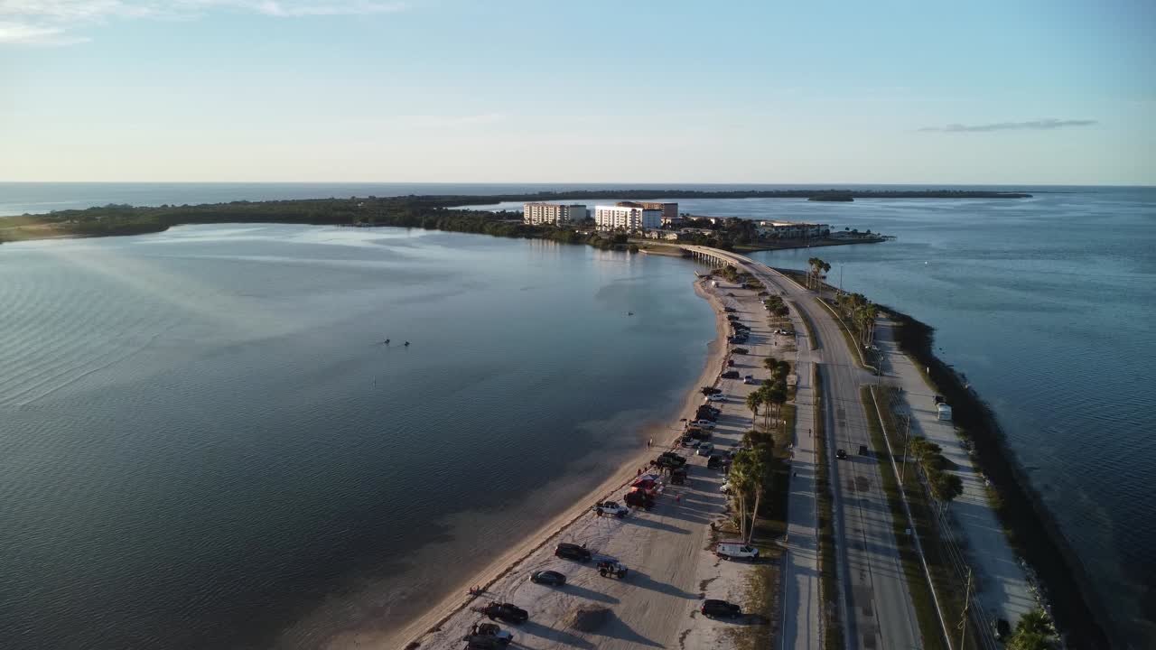 이 샷은 보트, 카약, 물, 다리로 채워진 2샷 컬렉션의 일부입니다.