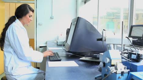 científico trabajando con una computadora