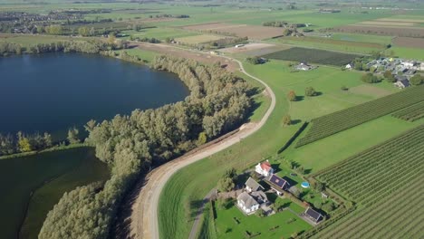 Luftdrohnenansicht-Des-Fliegens-über-Die-Schöne-Landschaft-Nahe-Dem-See-In-Den-Niederlanden,-Europa