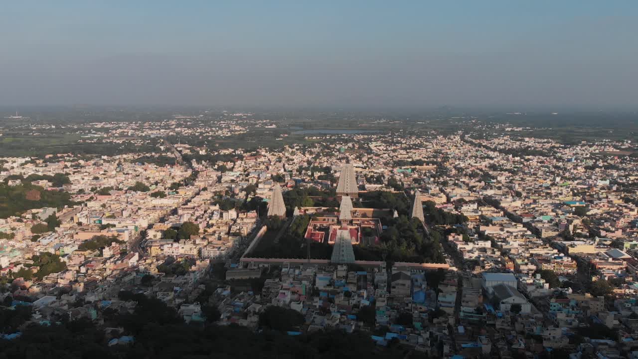 drone aéreo sobre la ciudad de tiruvannamalai con altas torres del templo arunachalesvara durante la puesta de sol