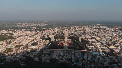 Drone-Aéreo-Sobre-La-Ciudad-De-Tiruvannamalai-Con-Altas-Torres-Del-Templo-Arunachalesvara-Durante-La-Puesta-De-Sol