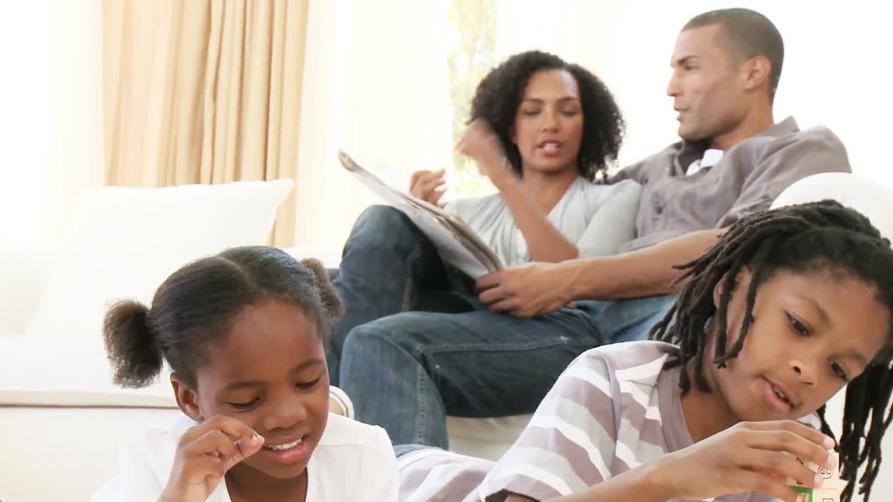 Enfants afro-américains jouant avec des cubes à la maison