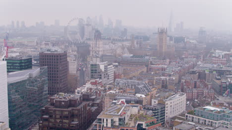 Diese-Aufnahme-Zeigt-Einen-Panoramablick-Auf-London-Mit-Klaren-Umrissen-Der-Beliebtesten-Historischen-Monumente,-Umgeben-Von-Einer-Nebligen,-Geheimnisvollen-Atmosphäre.