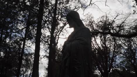 Silhouettenstatue-Von-Jesus-Christus-Im-Wald