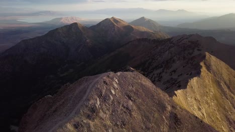 panorámico de drones cinematográficos dramáticos de mt nebo utah con increíble iluminación de la hora dorada - pan de inclinación de plataforma aérea